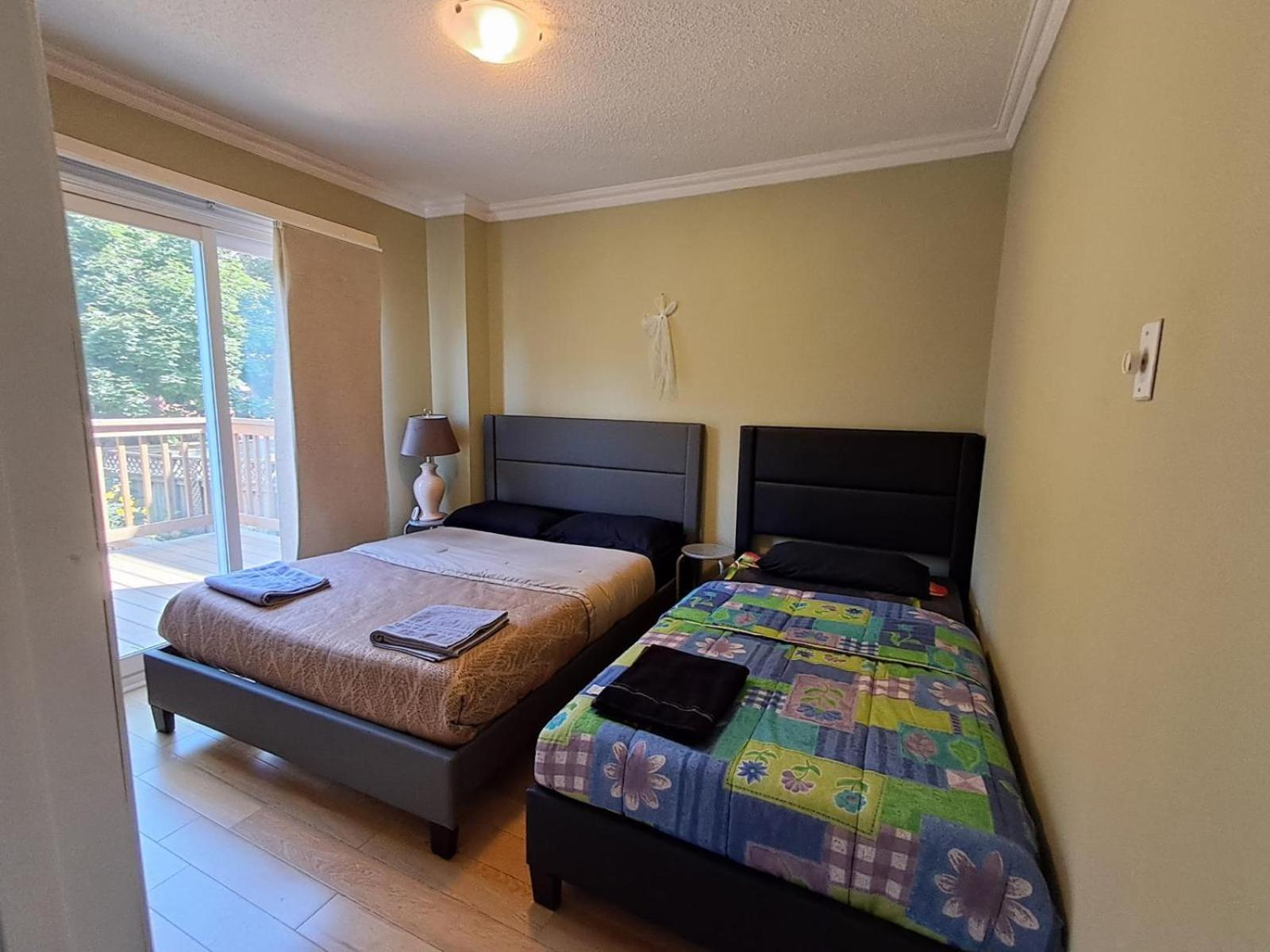 Room With Private Patio Next To Toronto Airport Mississauga Eksteriør billede